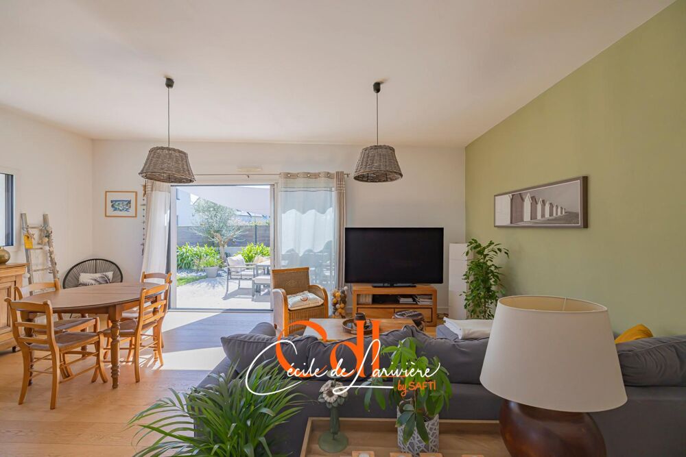 Maison contemporaine de plain-pied avec joli jardin