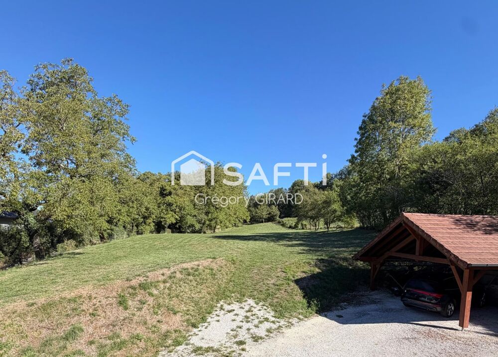 Dominant le petit village de Clarafond,cette maison darchitecte édifier en 1998 offre une position dominante et une vue panoram