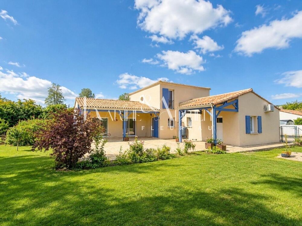 Villa avec vie de plain-pied, jardin et double garage