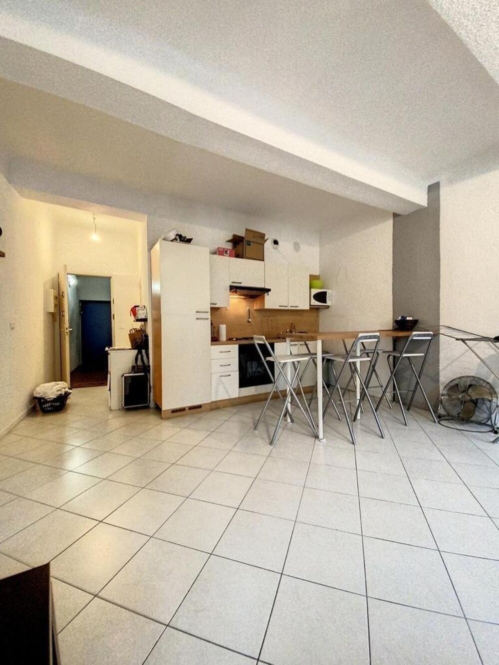 À LOUER  LE STUDIO QUI VA VOUS RÉCONCILIER AVEC LE CENTRE-VILLE DE DRAGUIGNAN