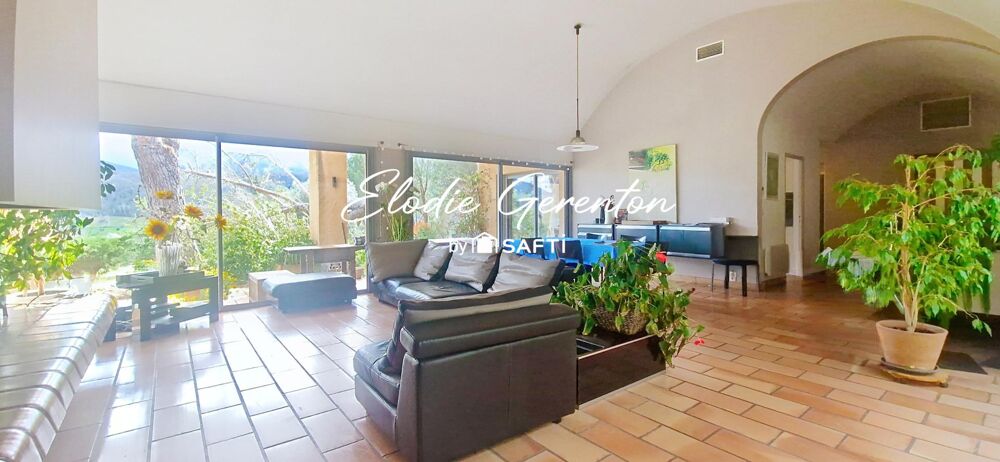 Villa d'architecte sur beau terrain arboré de près de 9000 m²!