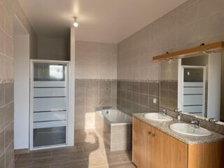  Maison à louer 6 pièces 246 m²