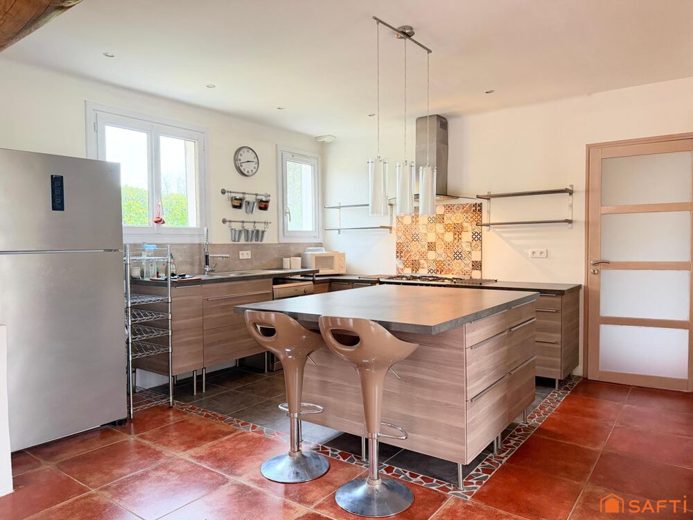 VILLA 190m2, 1400m2 terrain, 5 Chambres, Piscine!