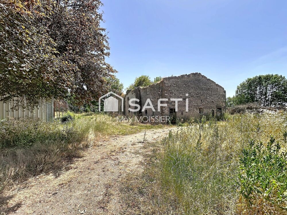 Saint-Ignat  Fort potentiel ! Maison à rénover entièrement sur un terrain de 1 068 m². Un projet idéal pour les passionnés de r