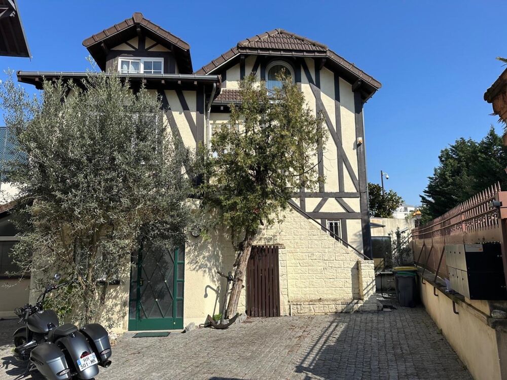Pavillon pieds dans leau  241,2 m² loi carrez Vue sur le lac dEnghien