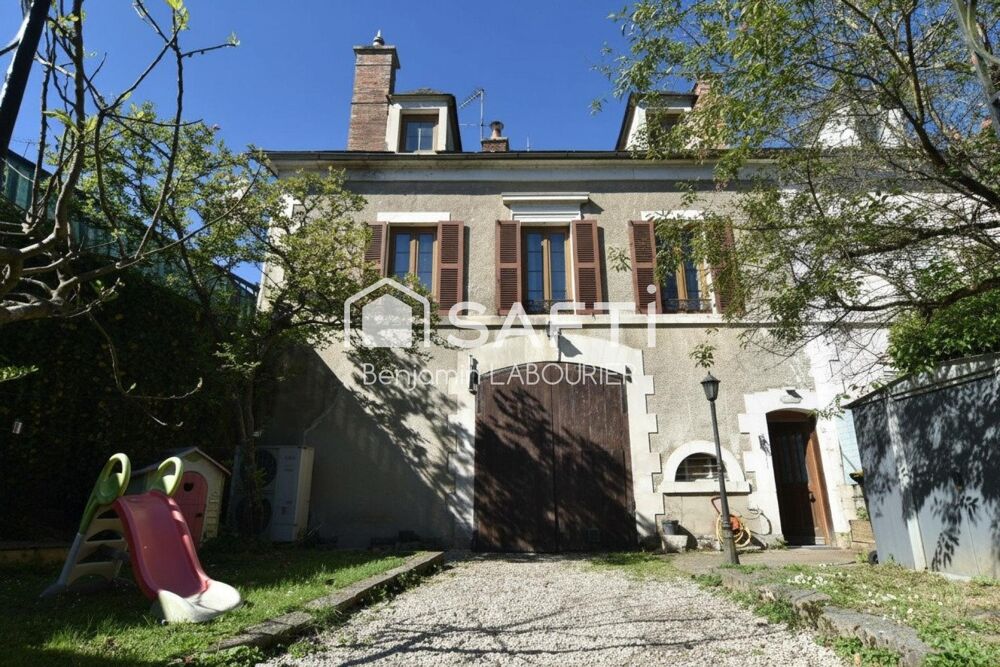 Volumes, cachet et vue sur lYonne : une maison familiale aux prestations complètes