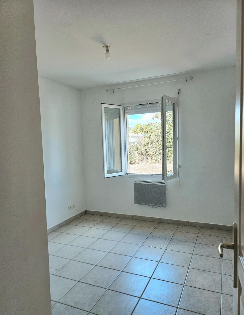 Vente Maison Plain-pied, 3 chambres et 1 195 m² de terrain La couronne