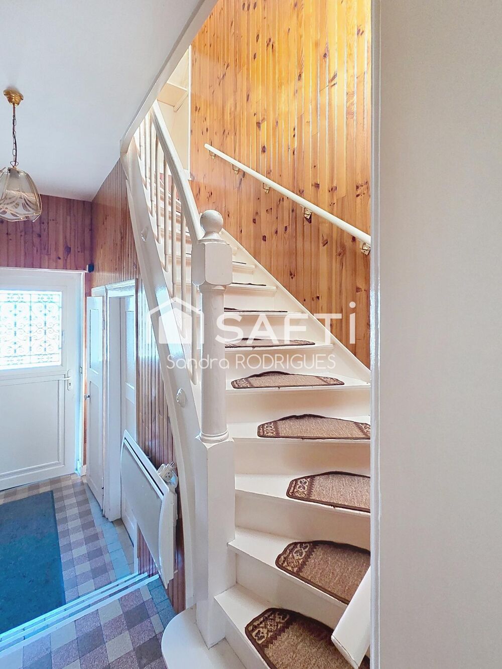 maison semi mitoyenne 4 pièces avec jardin et garage , proche de toutes commodités.