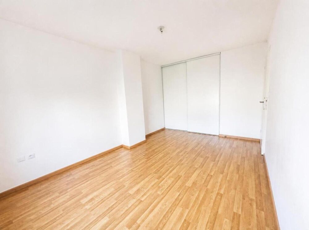 Vente Appartement T3 lumineux avec de beaux volumes,  terrasse et double stationnement. Pont-de-metz