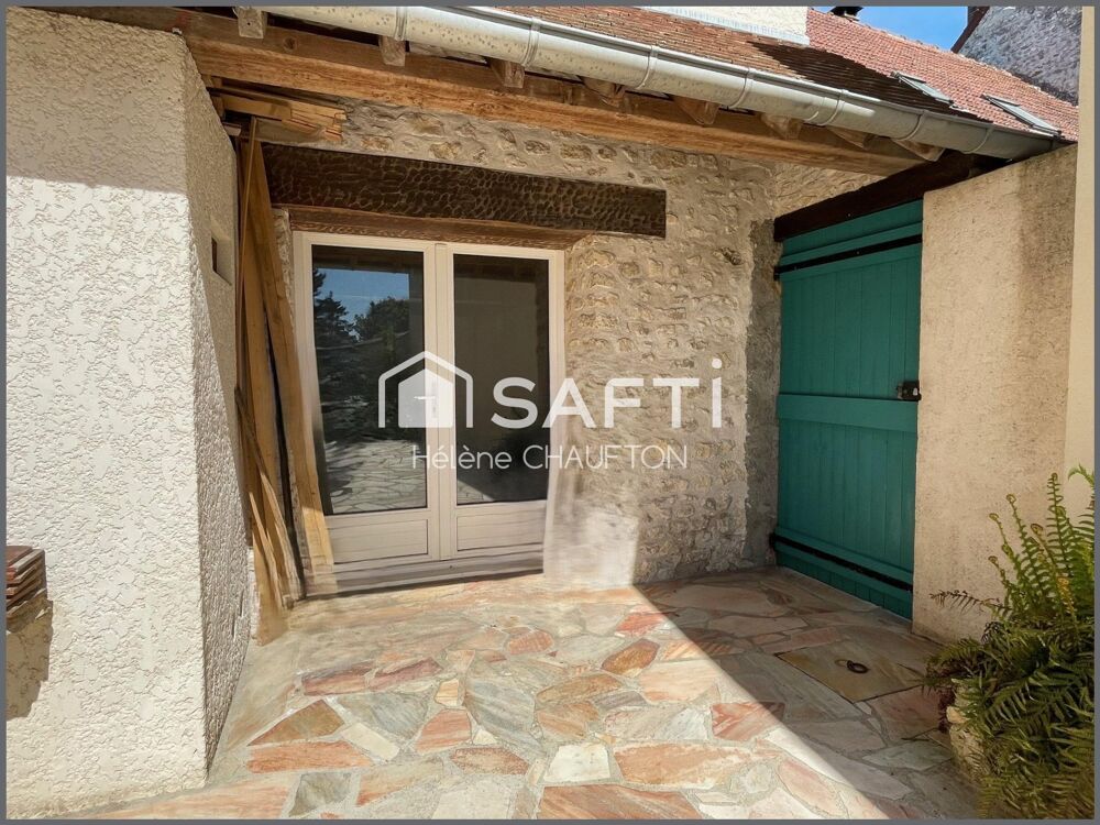 Maison de village, 3 chambres, jardinet d'environ 90m², garage, dépendances.