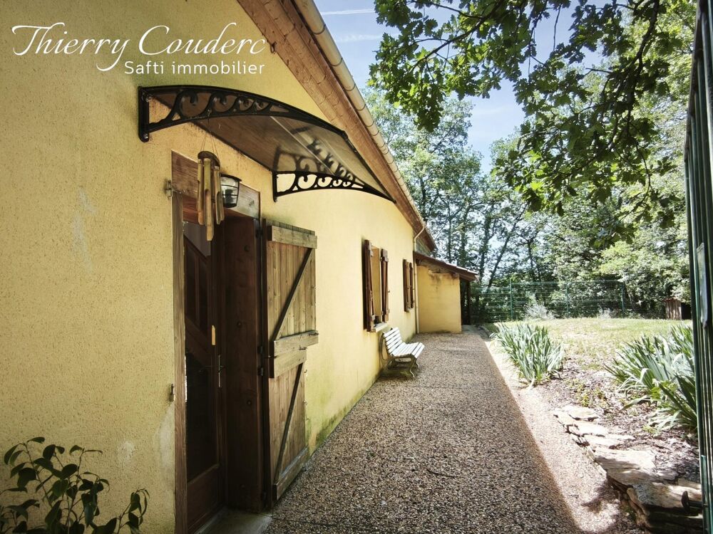 Maison au calme avec terrain boisé.