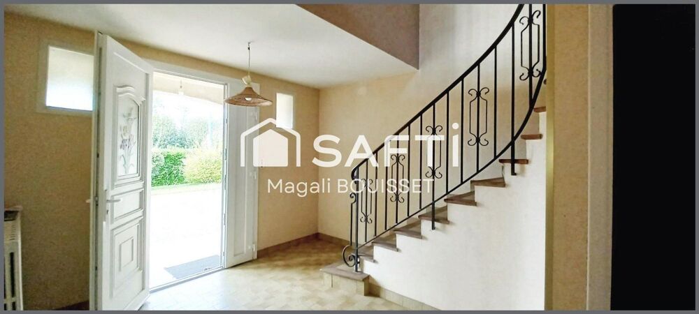 Maison T5 de 140m², 4 chambres, balcon traversant et vue dégagée, un garage de plus de 35m², jardin de 1100m². Devis sont dispon