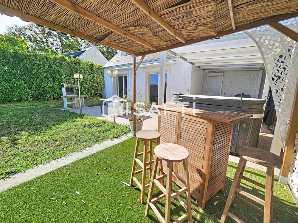 Maison rénovée avec trois chambres, bureau, jardin et jacuzzi.
