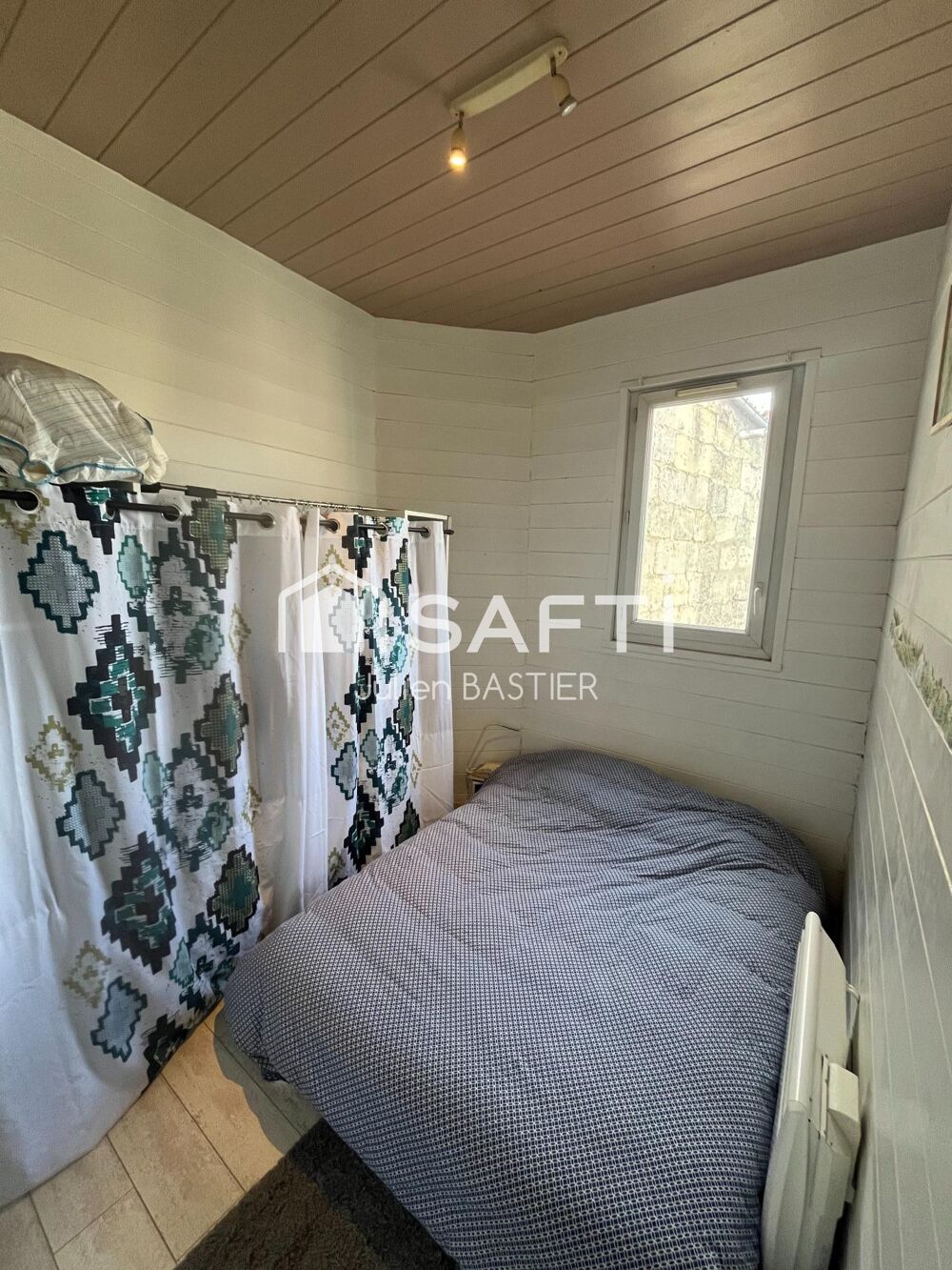 Vente Appartement Jardin Public - T1 bis de 28m2 avec chambre séparée au 3ème étage d'un immeuble en pierre dans une rue calme Bordeaux
