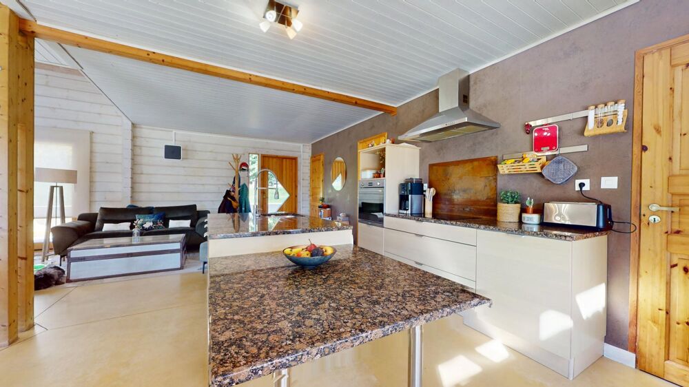 Maison de 2006, avec vie de plain-pied, double-carport et joli terrain de 2 645 m².