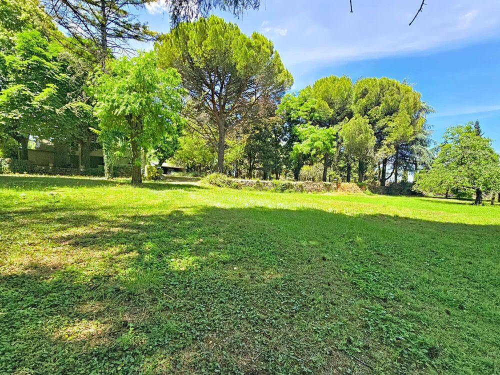 Un véritable domaine en pleine nature, sans voisinage ni nuisance, sur plus de 2,5 hectares de terrain.