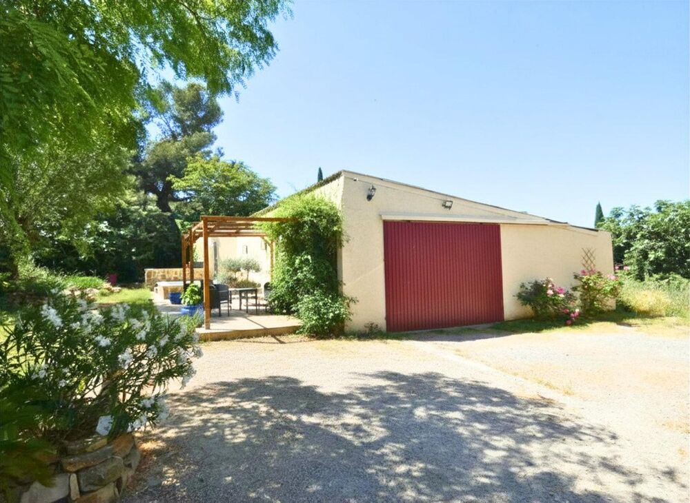 Belle demeure en pierre de 206m² entièrement rénovée avec grand garage sur un terrain de 875m² avec piscine