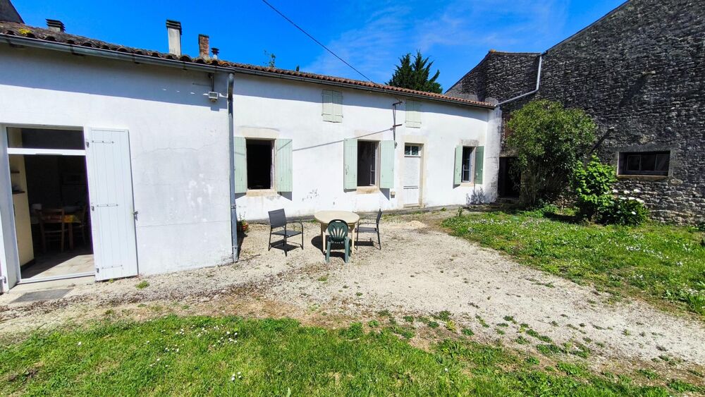 Vente Maison Maison de village 175 m² à rénover avec garage et dépendances Lozay
