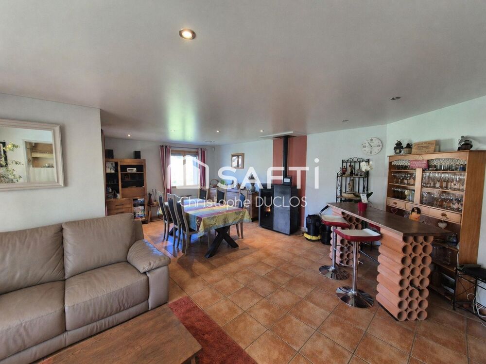 Maison avec jardin, piscine, terrasse et garage.