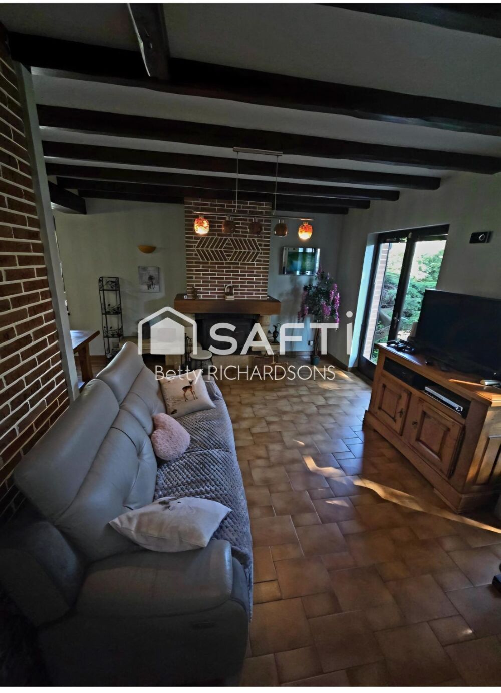 Semi plein pied. 5 chambres. Sous sol. Beau jardin