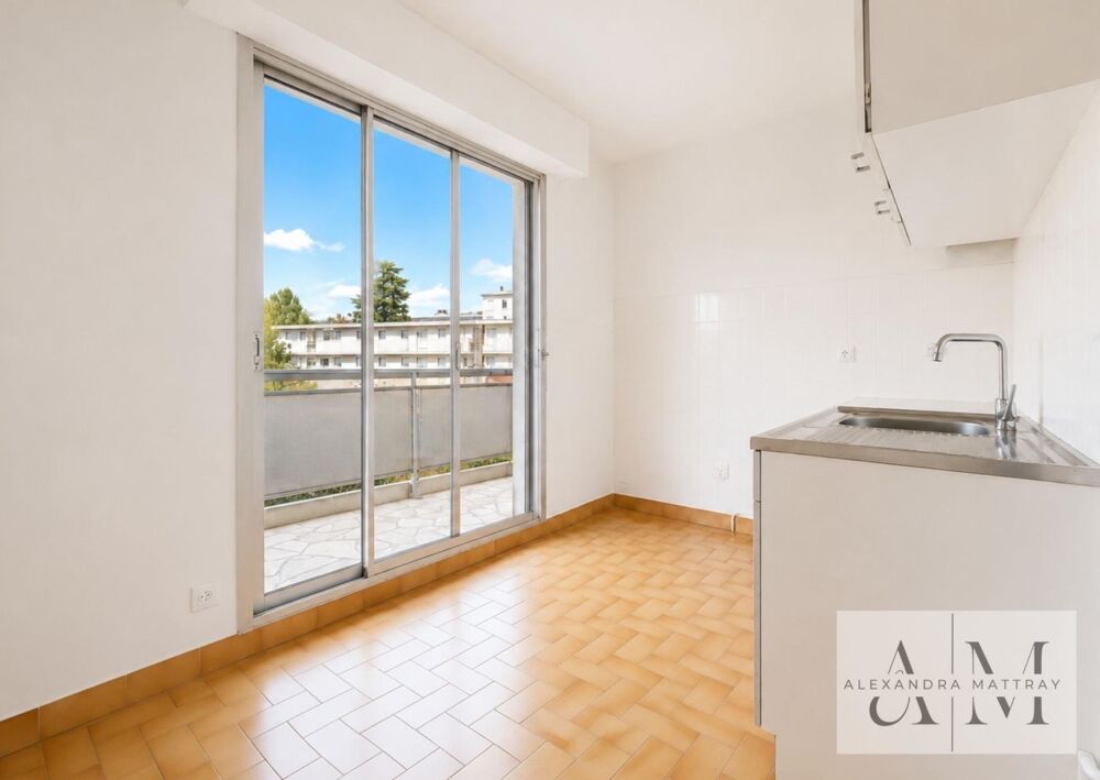 T2 AU CALME AVEC TERRASSE DE 14 M²  BEAU POTENTIEL DOUVERTURE/ CELLEIR ET PARKING