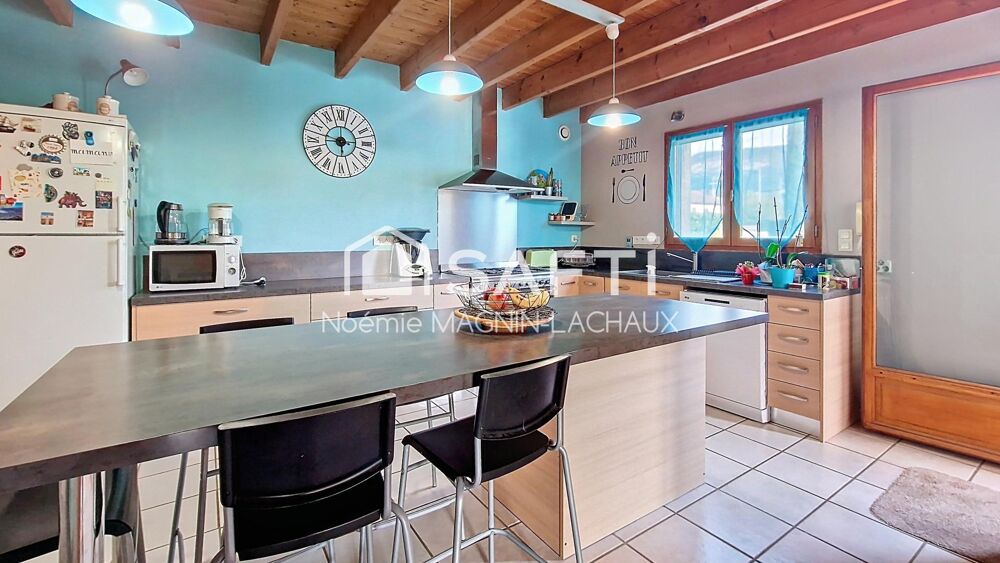 Très belle maison familiale de plain-pied avec piscine et double garage, idéale pour profiter d'un cadre de vie confortable et c