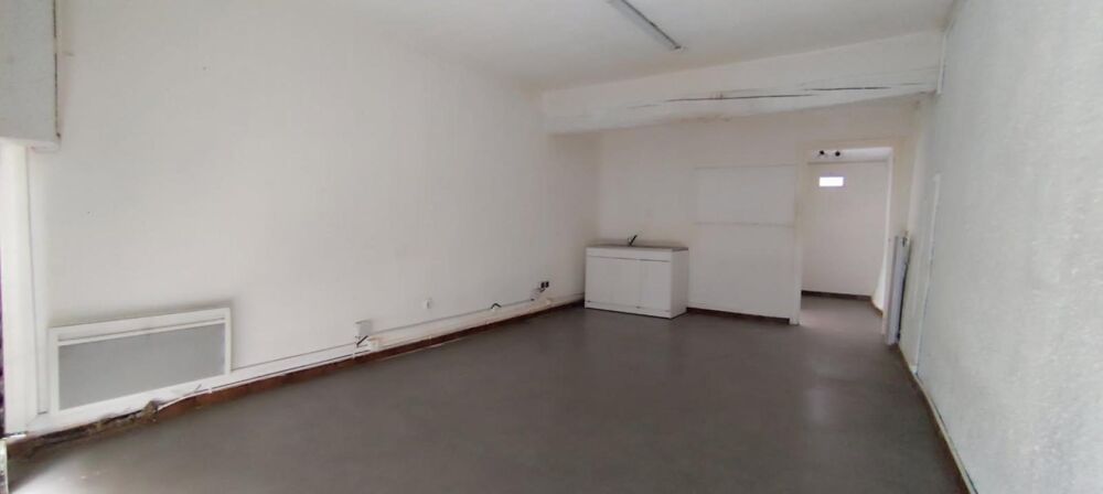 Vente Immeuble IMMEUBLE AVEC 2 LOCAUX COMMERCIAUX, 1 APPARTEMENT A RAFRAICHIR ET COMBLES AMENAGEABLES Bage-le-chatel