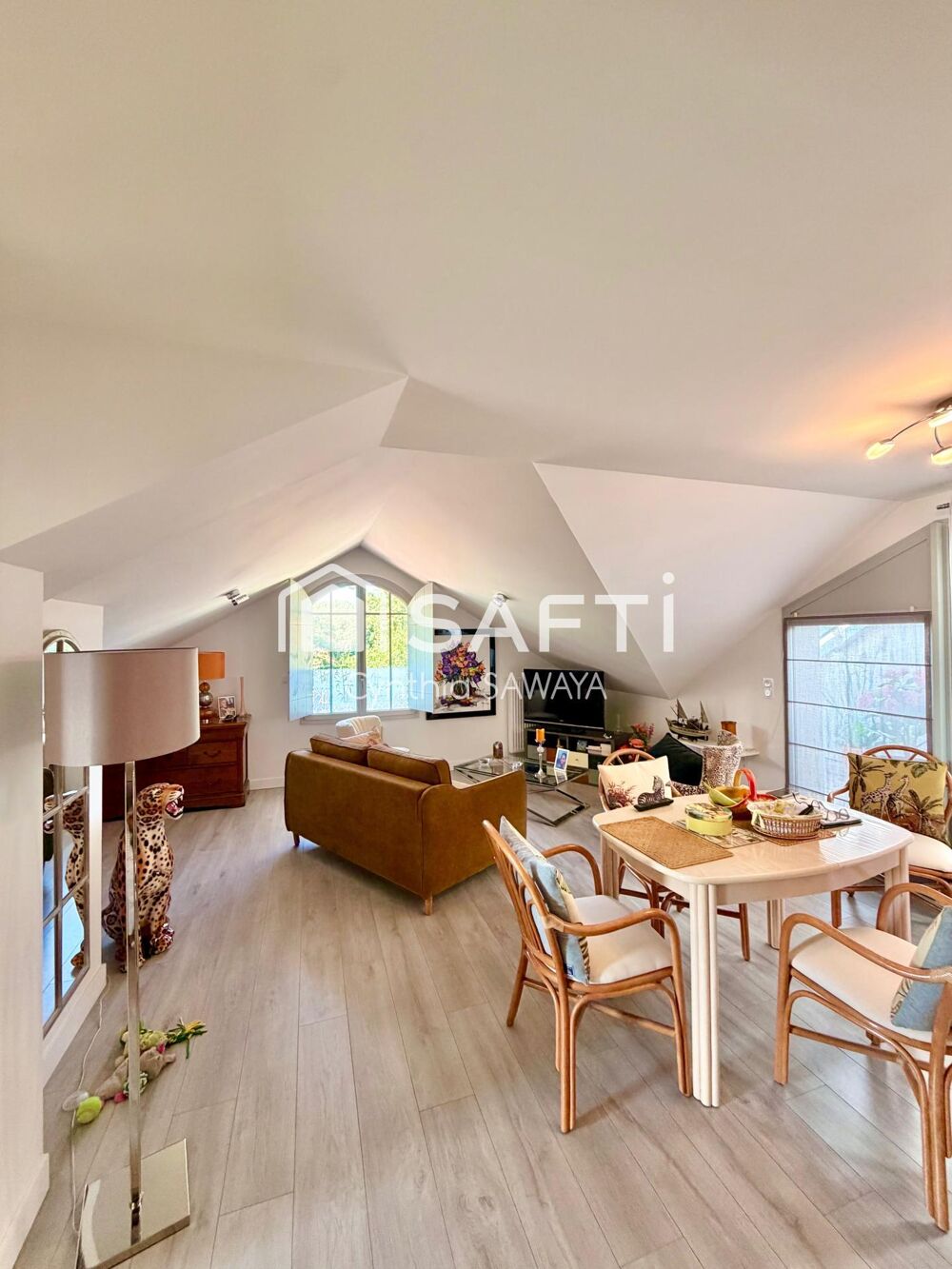 Bel appartement T2 lumineux avec loggia, cave, place de parking couverte et ascenseur