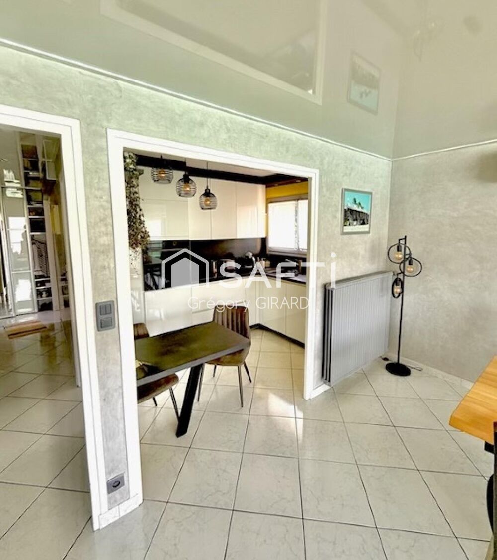 Vente Appartement Ce bien bénéficie d'une vue magnifique sur le lac du Bourget et la dent du chat. Entièrement rénové avec des matériaux de qualit Aix-les-bains