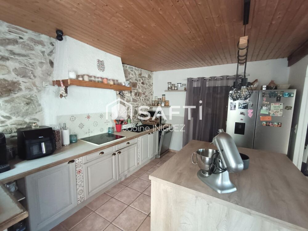 MAISON DE VILLAGE ATYPIQUE, RENOVEE