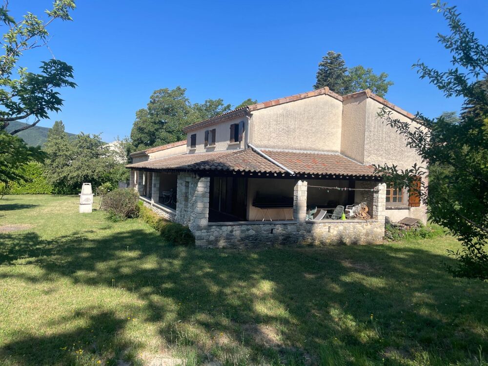 À seulement 1,5 km du centre de Dieulefit, découvrez cette spacieuse maison familiale avec grand terrain et fort potentiel d'amé