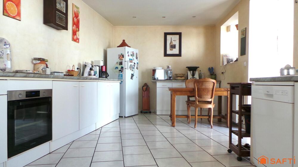 Vente Maison Centre Ville proximité commerces maison familiale avec atelier et dépendances Chateau-la-valliere