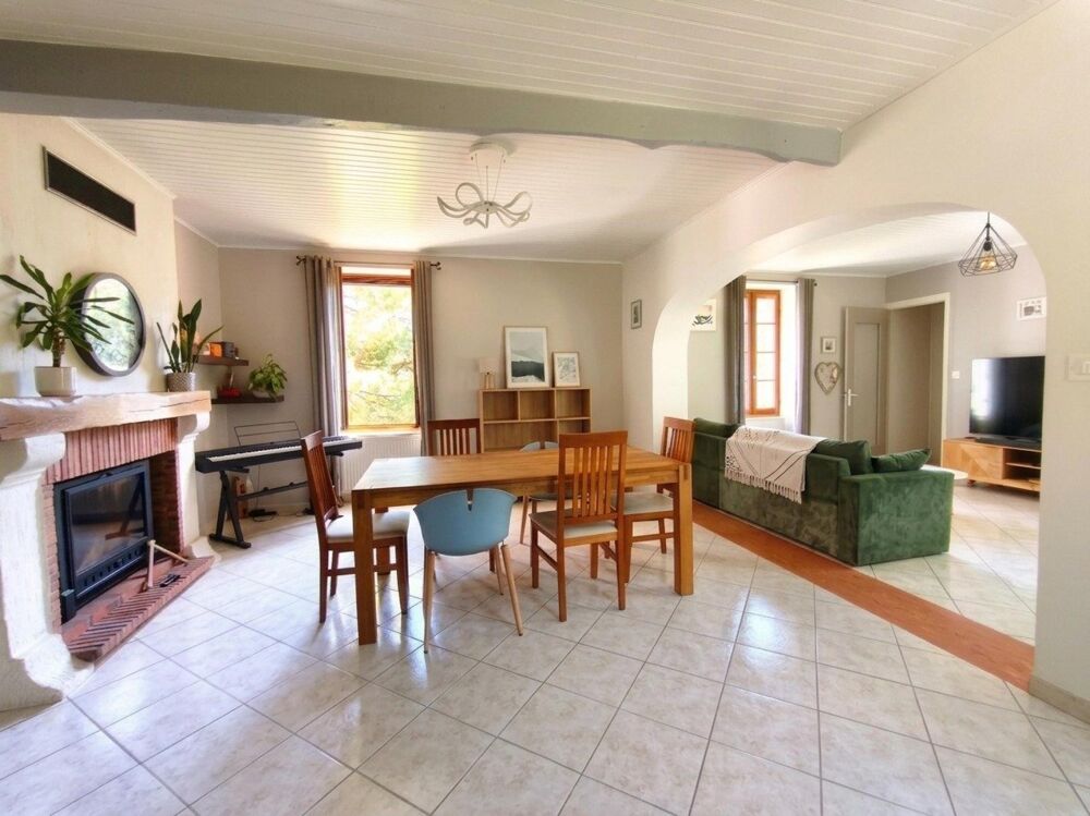 Maison en pierre avec jardin et garages