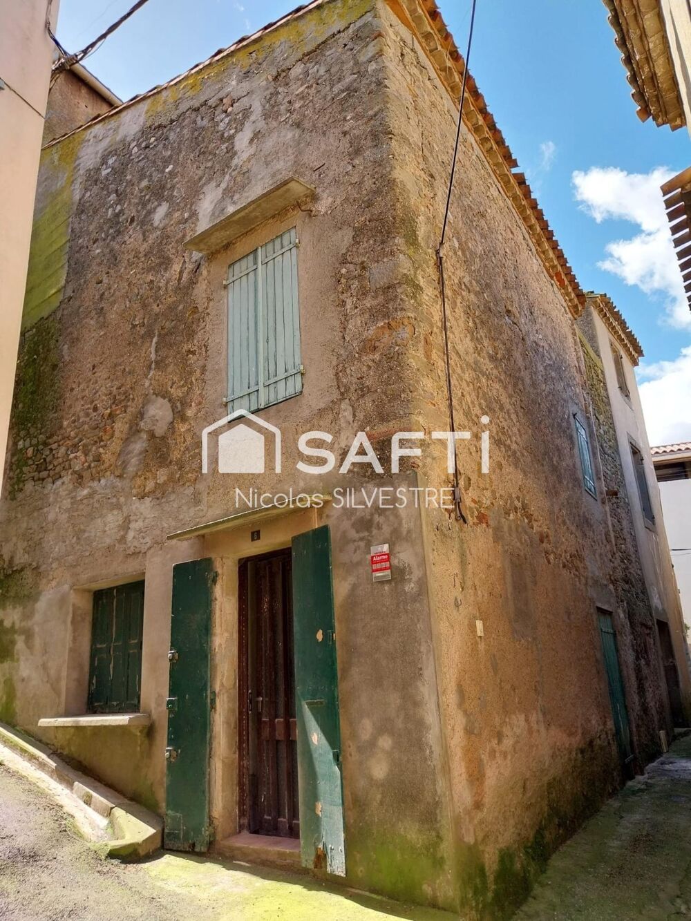 Maison de village à rénover au fort potentiel.