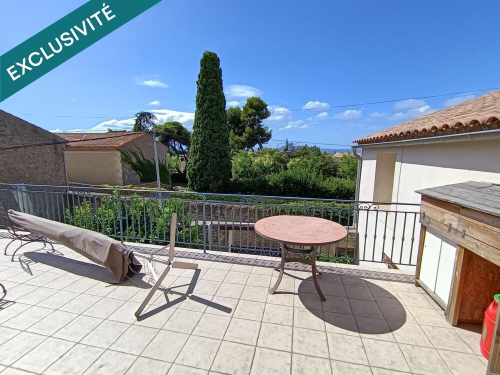 Belle propriété avec grands garages, dépendances et piscine couverte.
