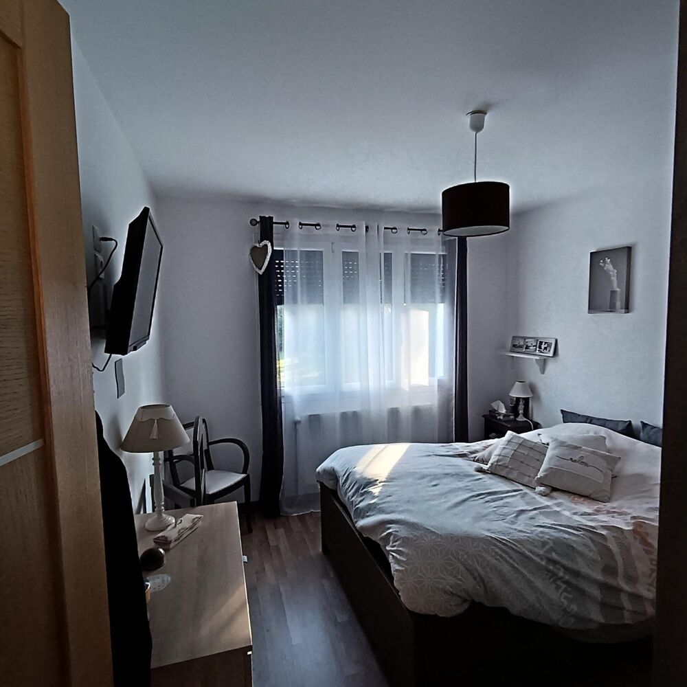 À MIRECOURT ! Dans un quartier calme et cadre champêtre, cette maison 95 m²  6 pièces offre 3 chambres, 2 salles de bain, terra