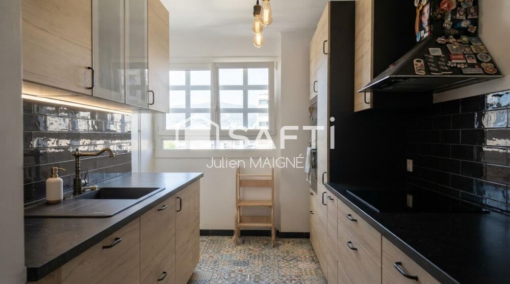 Vente Appartement Vue exceptionnelle sur le port de Toulon, calme absolu, cuisine refaite à neuf : ce T3 de 74 m² au 8ème étage de la résidence L' Toulon