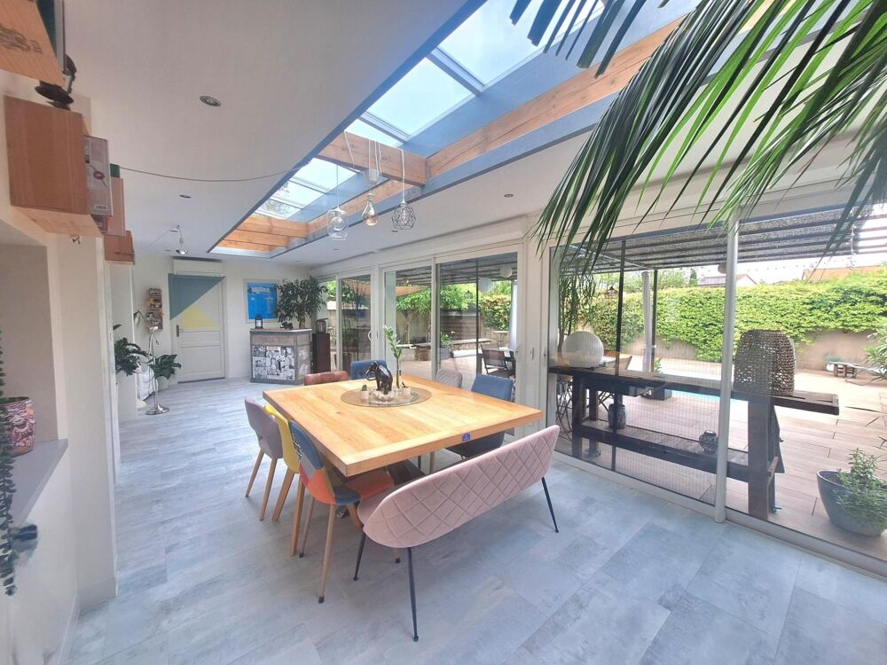 Vente Maison Charmante maison familiale, avec une pièce de vie chaleureuse au volume généreux, ouverte sur une véranda chauffée, véritable co Meyzieu