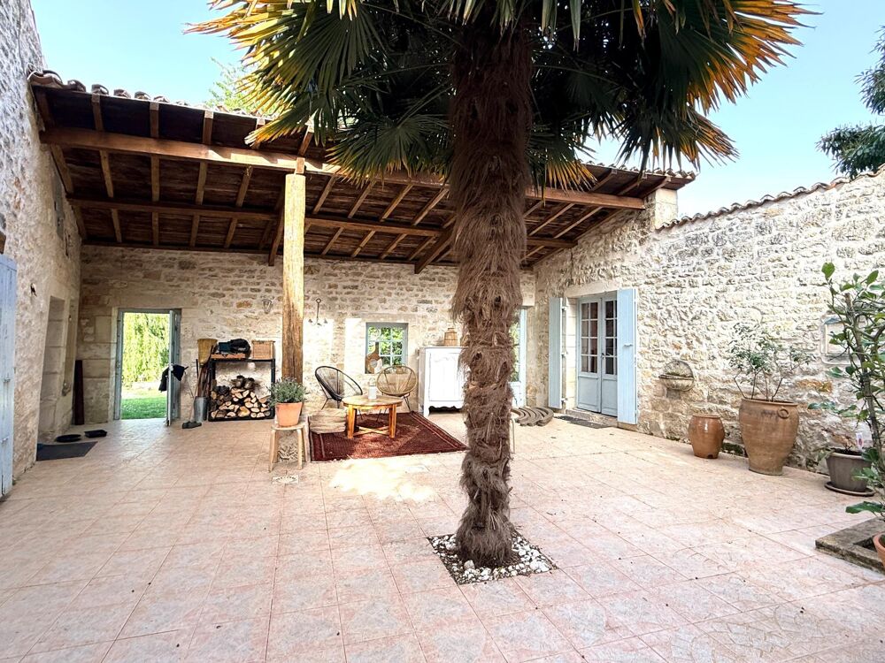 Très belle propriété T4 d'environ 121 m2 avec suite parentale indépendante, piscine et dépendances.