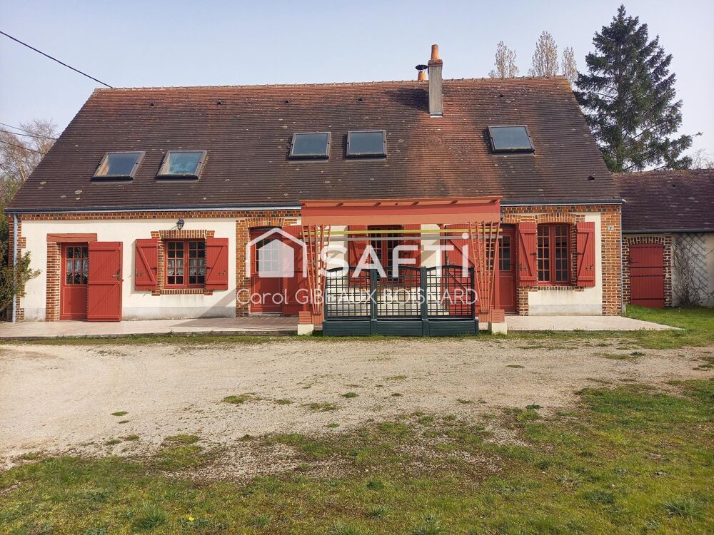 Maison de caractère avec double garage, combles aménageables et terrain.