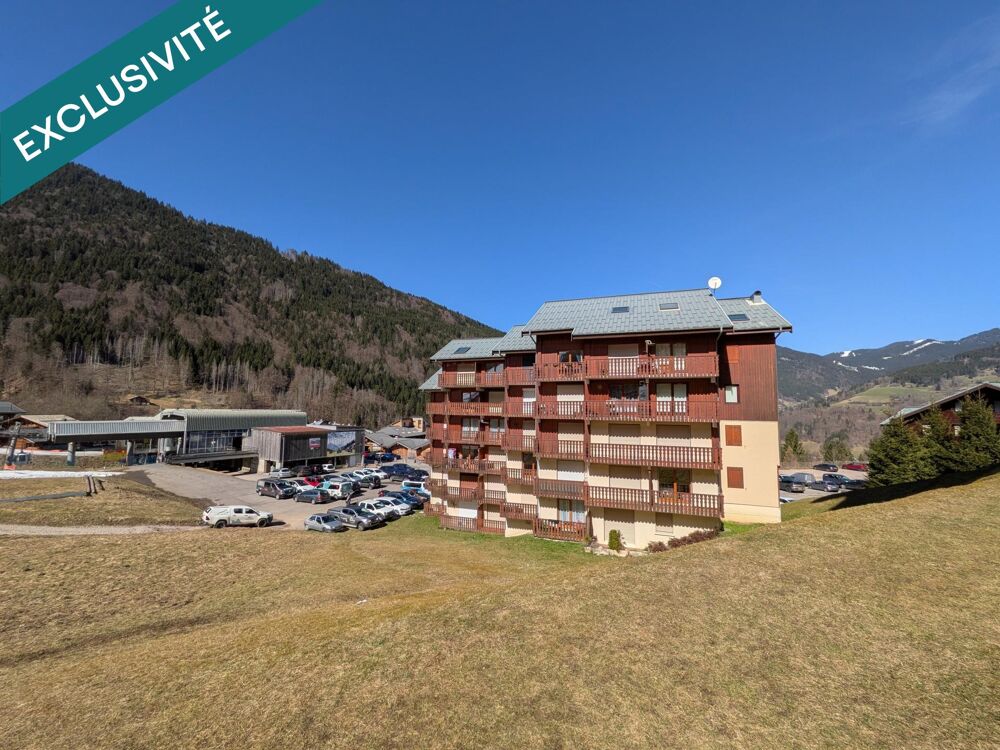 Studio cabine de 23m2 avec balcon exposé sud et casier à ski offrant une vue dégagée sur les alpages et montagnes environnantes.