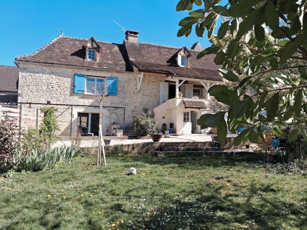 Charmante maison en pierre offrant de beau volume d'environ 202 m² habitable, jardin et piscine
