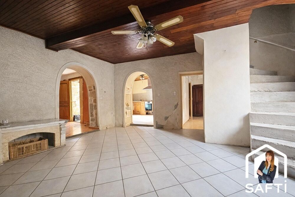 Charmante maison de 167 m² offrant de beaux volumes, des dépendances et une agréable terrasse sur toit.