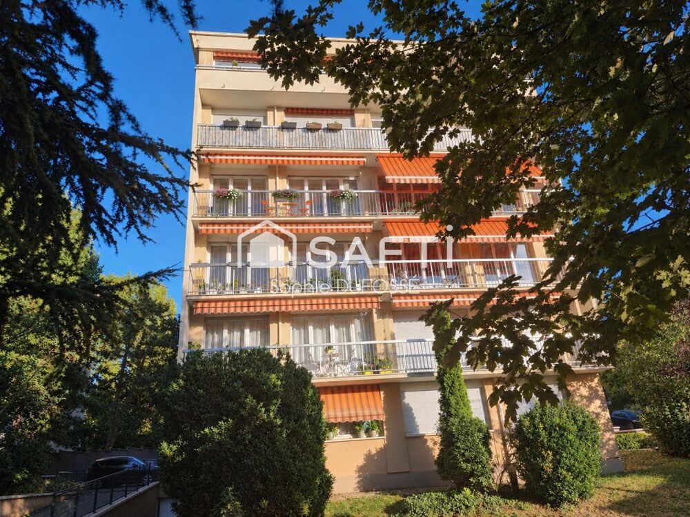 Proche commerces et gare, Appartement T3 de 63,02 m2 avec balcon filant, cave et place de parking intérieure