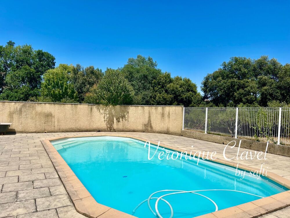 Propriété de 162m2 sur un terrain de 3950m2 avec piscine et doubles garages