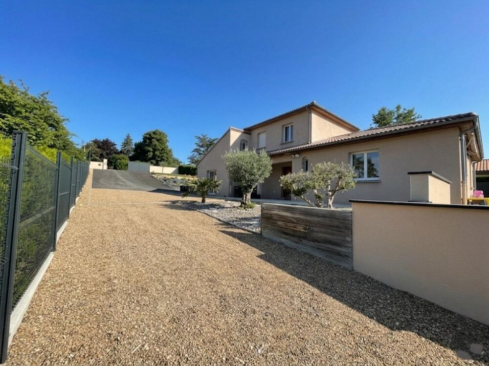 belle maison de 150 m2 sur un terrain de 6220 m2.