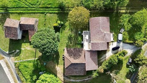   Ensemble immobilier id�alement situ� entre Villeneuve-sur-Lot et Agen de nombreuses d�pendances sur une parcelle de 3333m2 Maison - 5 pi�ce(s) - 209 m�