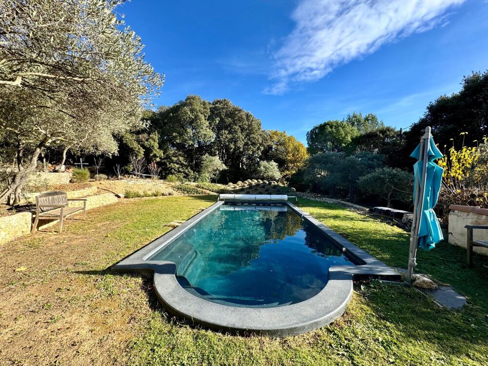 Maison traditionnelle avec piscine et garage