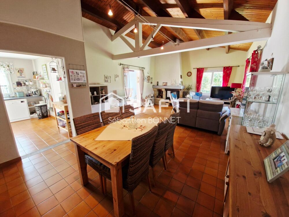 Maison plain pied 3 chambres avec deux garages et piscine