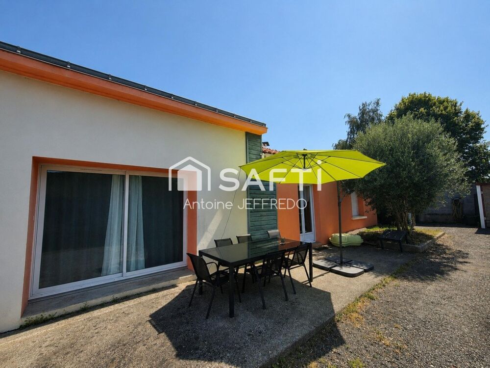 Maison rénovée avec poêle et grand garage